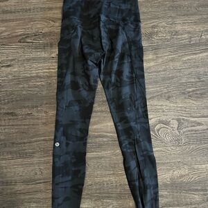 Lululemon Fast and Free High-Rise Tight 25"
Incognito Camo Multi Grey